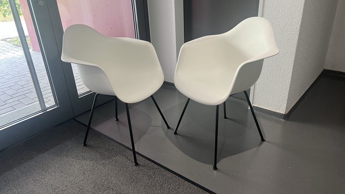 Vitra Chaises: 2x Vitra Eames DAX Stuhl weiss mit schwarzem Gestell – D'occasion à Triengen par chouchou88 1