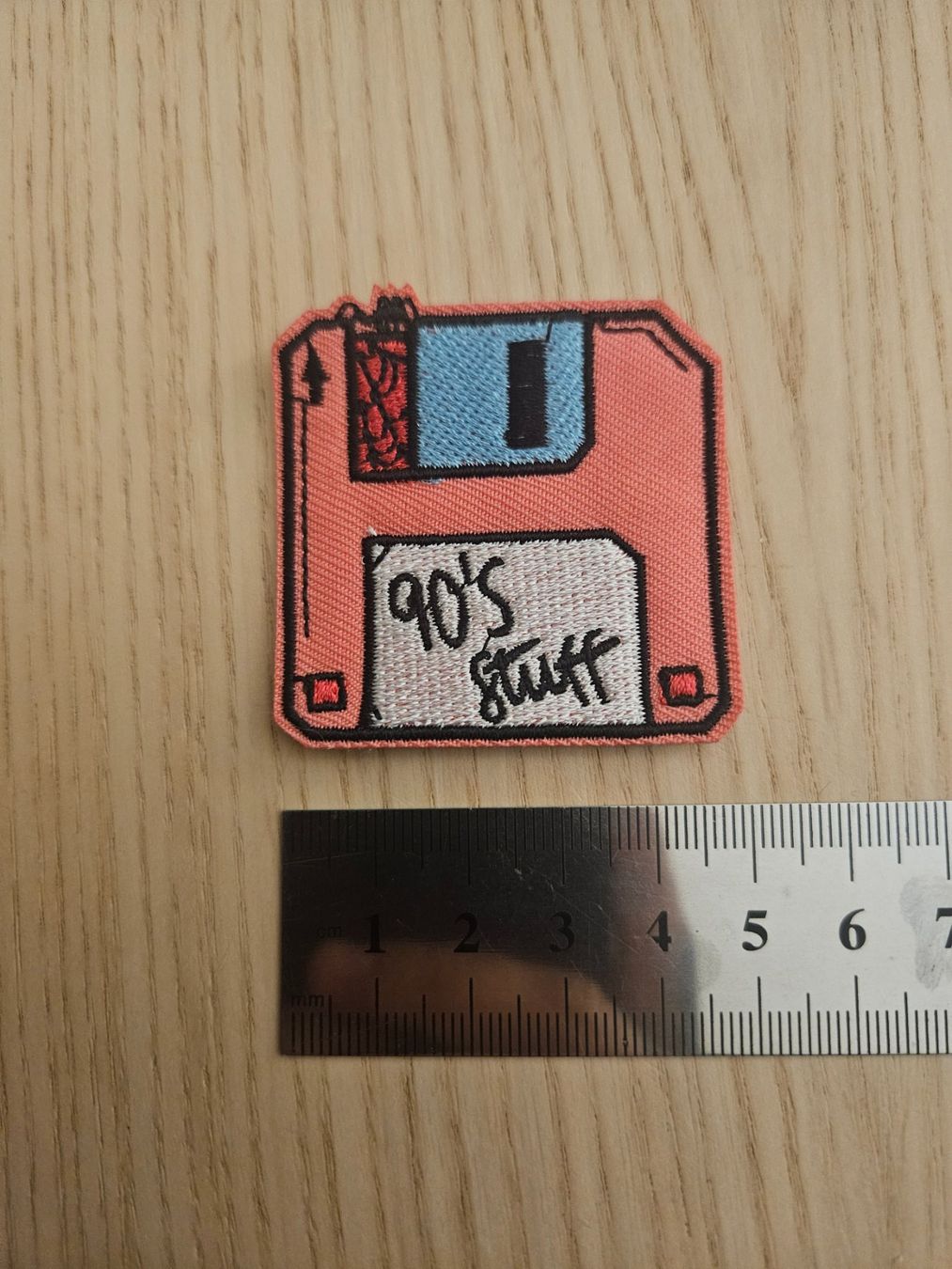 Toppe: Aufnäher Diskette pink – Nuovo e nell'imballaggio originale da Luzern venduto da Belethors_GenGoods