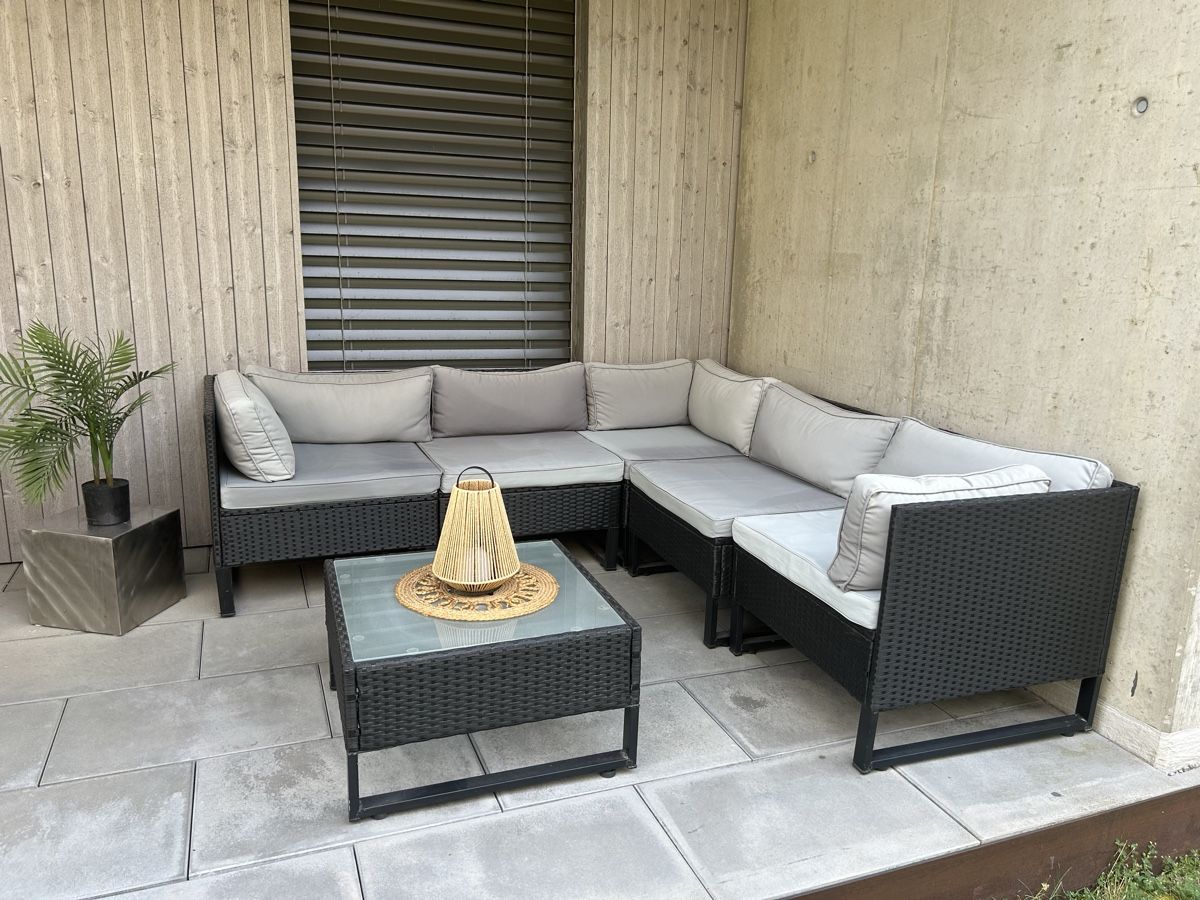 Divani: Gartensitzgruppe Polyrattan grau 5-teilig mit Tisch – Usato da Nänikon venduto da GibsonMarshall 1