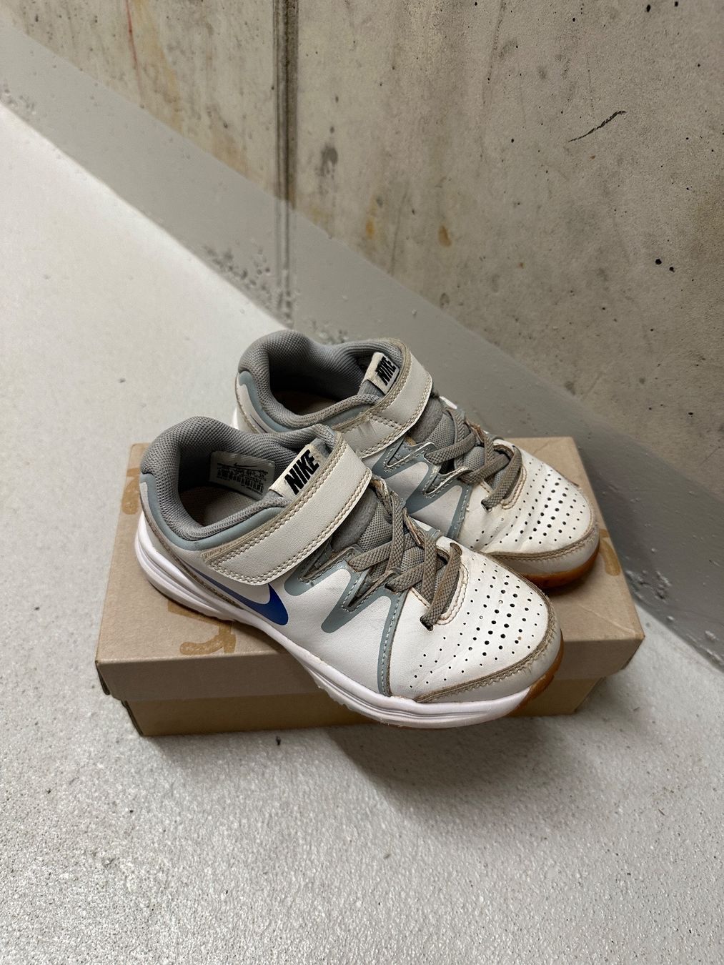 Nike Scarpe per ragazzi: Nike tennisschuhe Gr 29.5 – Usato da Gümligen venduto da xifenglie