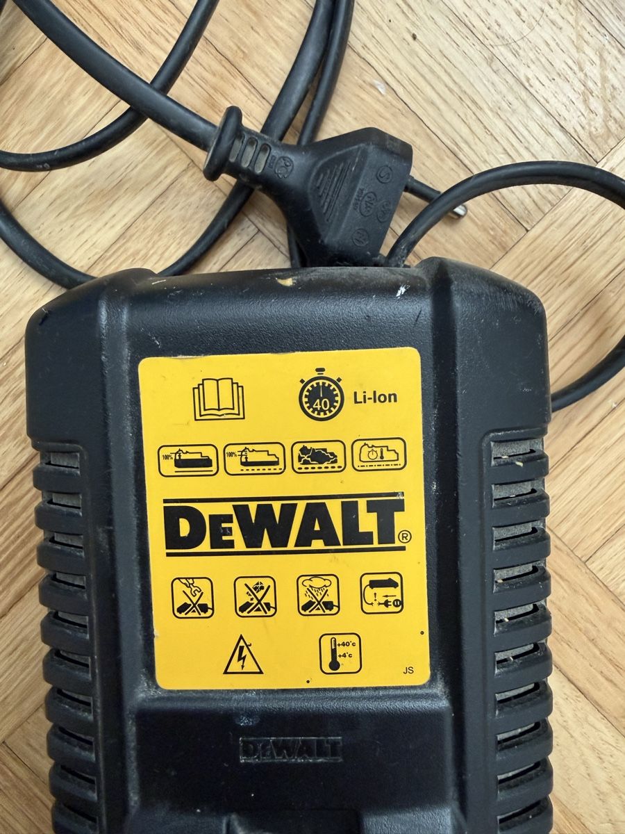 Dewalt Caricatori & Batterie: Dewalt Ladegerät DCB100 – Usato da St. Gallen venduto da besi97 2