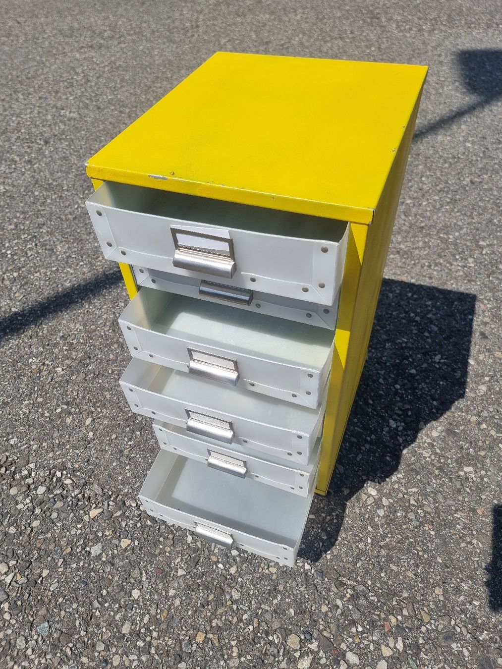 Banconi: Rollcontainer mit 8 Schubladen gelb Metall mit Rollen – Usato da Olten venduto da Mezopotamya 2