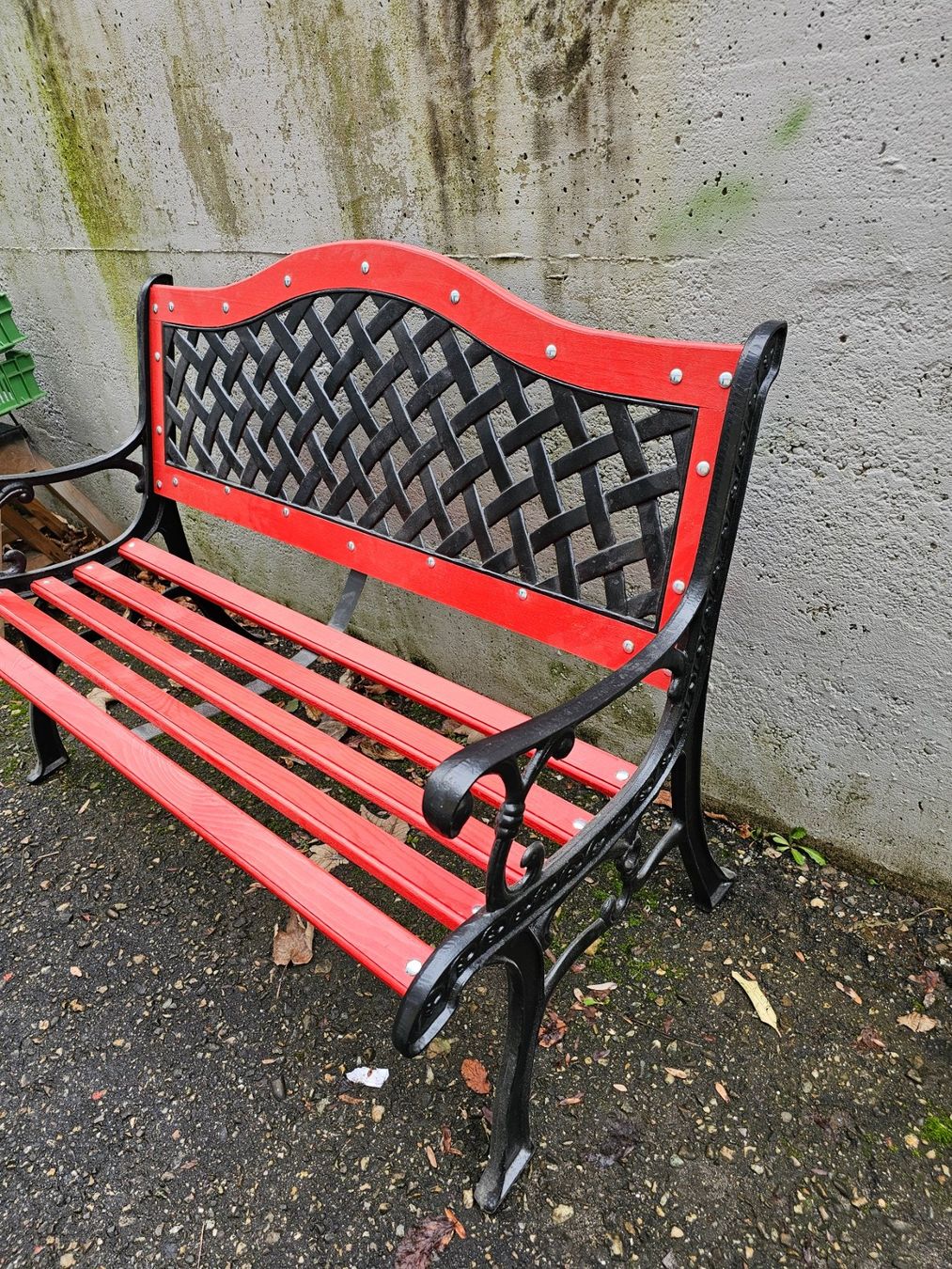 Panchine: Gartenbank rot mit Metalleinsatz – Usato da Wangen bei Olten venduto da Brocki-Wangen 1
