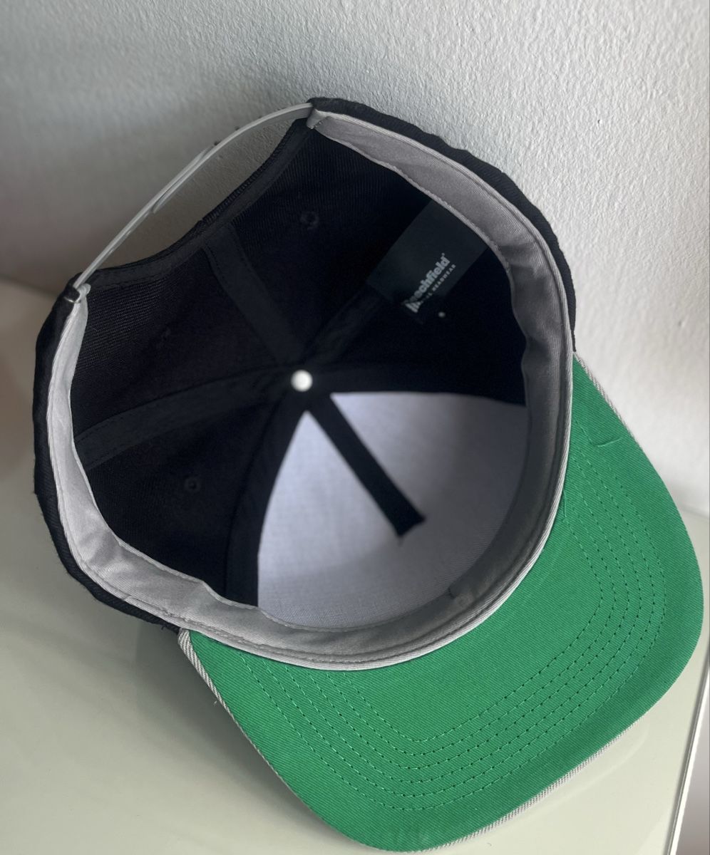 Autres vêtements & accessoires: Kappe im Snapback-Stil (schwarz/grau) von Beechfield.Neu – Neuf (Voir description) à Möhlin par mil_h55x 3