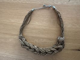 Goldfarbene Statement Kette, geflochten