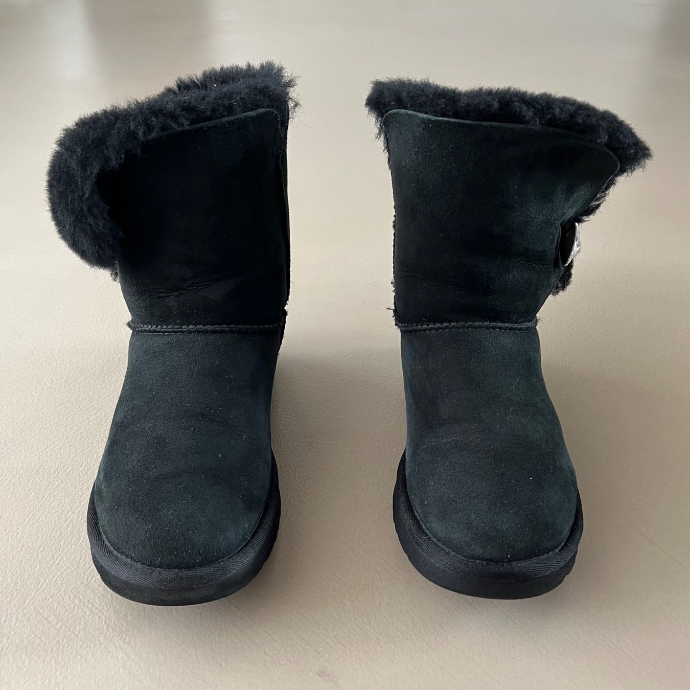 Ugg Damenschuhe: UGG Damen Bailey Button Bling Boot 🖤 – Gebraucht aus Zürich von ClosetQueen 3