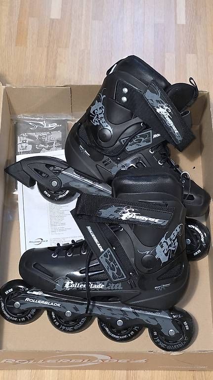 Pattini in linea & Pattini a rotelle: Inlineskates Schwarz Gr.41 mit Protektoren/Schutz – Usato da Wangen b. Olten venduto da Benjamin_Samuel