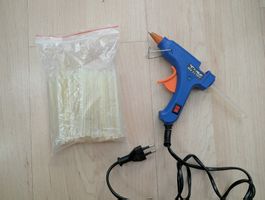 kleine Heissklebepistole mit vielen Klebestiften