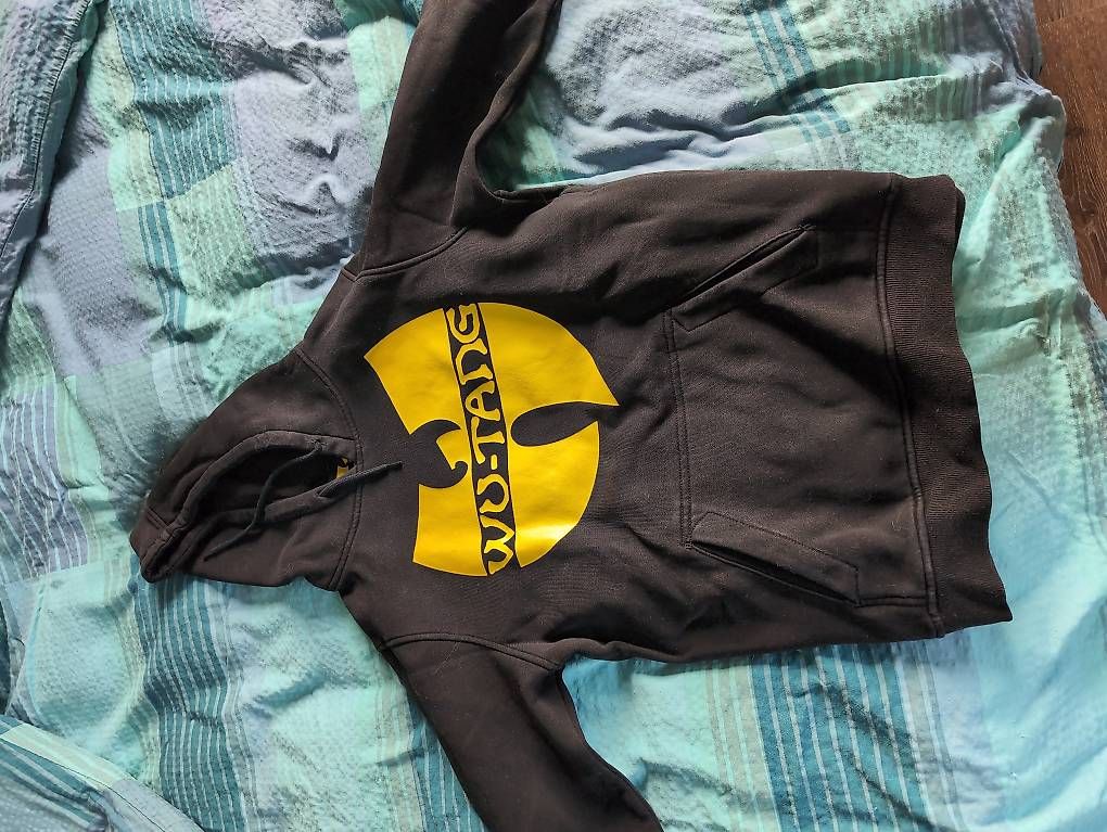 Pullover & Sweatshirts: Hoodie – Gebraucht aus Oeschgen von cyr_ww2x