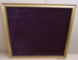 Bilderrahmen auf samtbelegter Holzplatte H = 55cm x B = 60cm