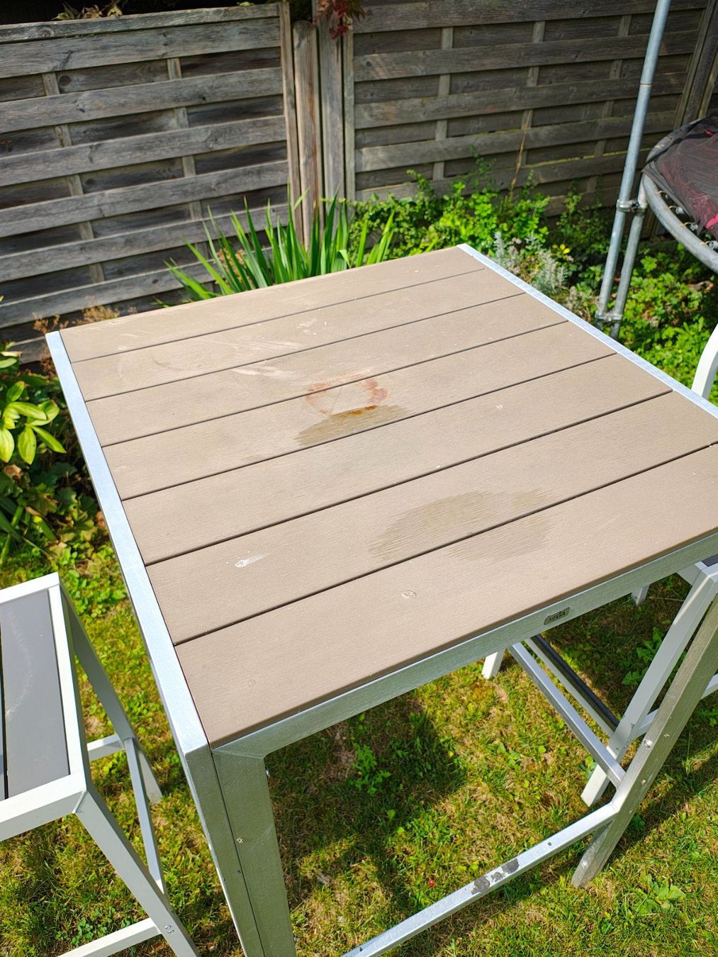 Set di tavolo e panche: Gartenset: Stehtisch mit 2 Stühlen und 1 Hocker – Usato da Uster venduto da chiki-chiki 1