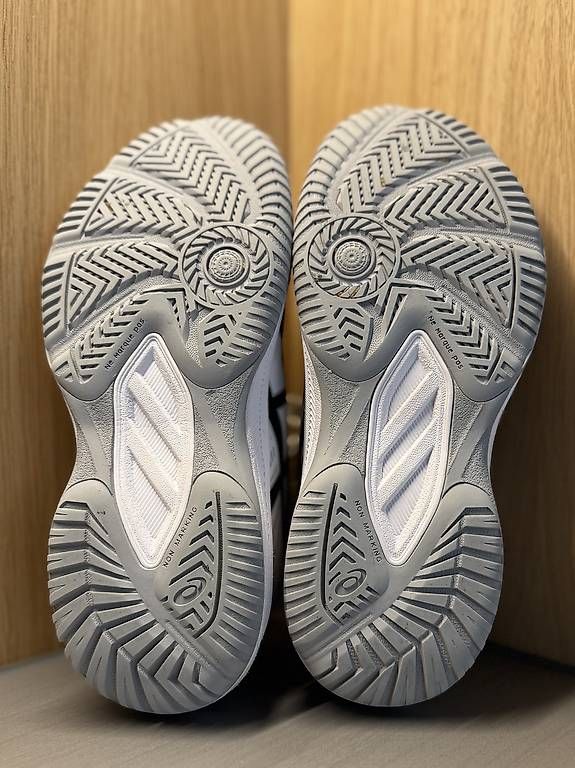 Asics Herrenschuhe: Asics Kinder Hallenschuhe Gr. 32.5 – Gebraucht aus Berg SG von Berglerfabi 2