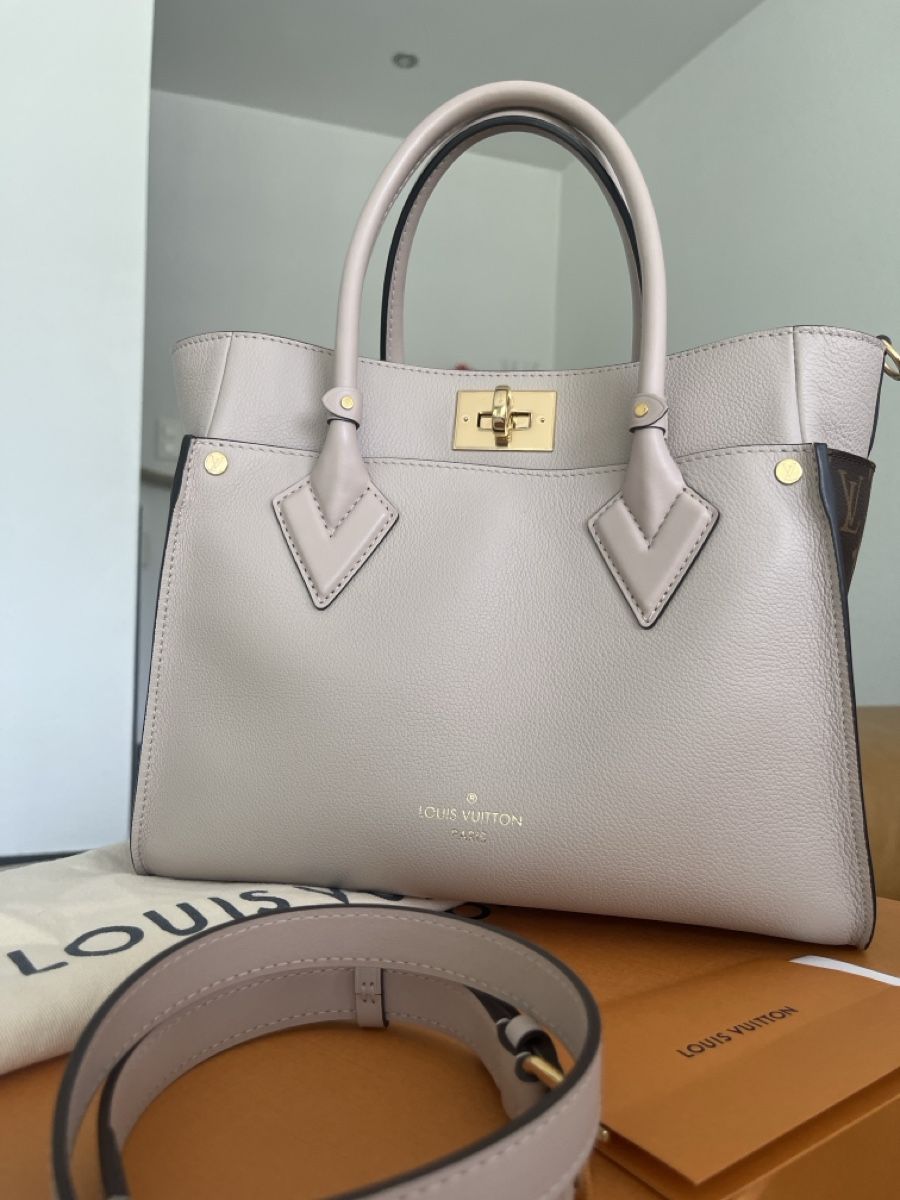 Louis Vuitton Borse: Louis Vuitton ON MY SIDE MM GREIGE MNG - M58485 – Nuovo e nell'imballaggio originale da Oberriet SG venduto da jan_vc82 1