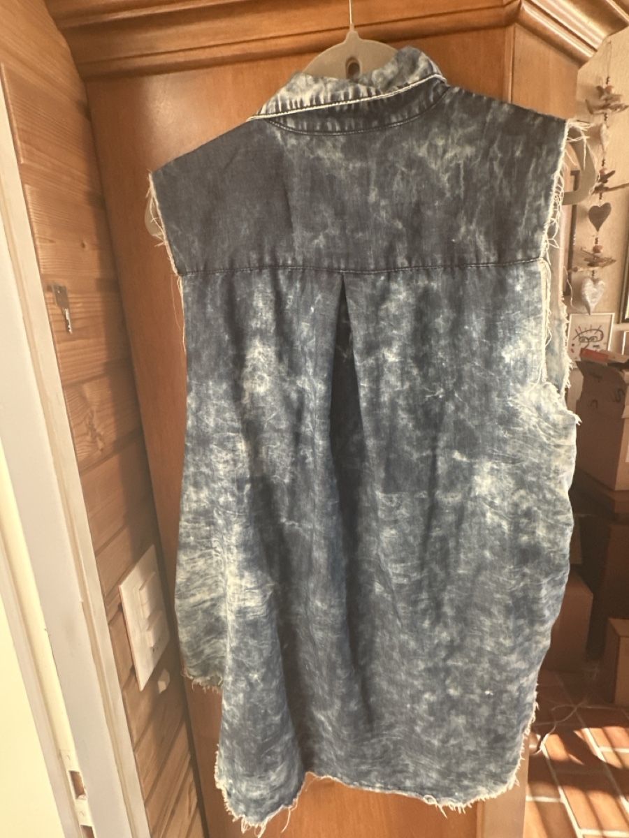 Chemisiers: Jeansbluse mit ausgefransten Ränder – D'occasion à Watt par Kfassnacht 1