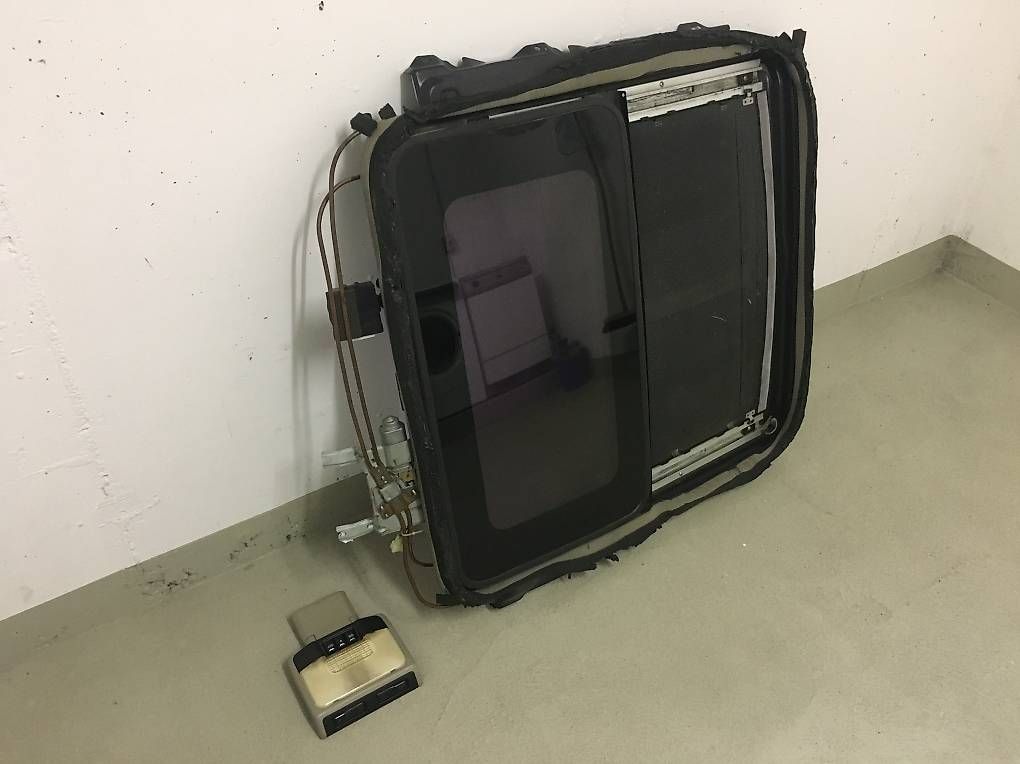 Tutti pezzi di ricambio auto: OEM Mitsubishi Colt CA0/CAO Dachfenster-Set – Usato da Gipf-Oberfrick venduto da CNe 1