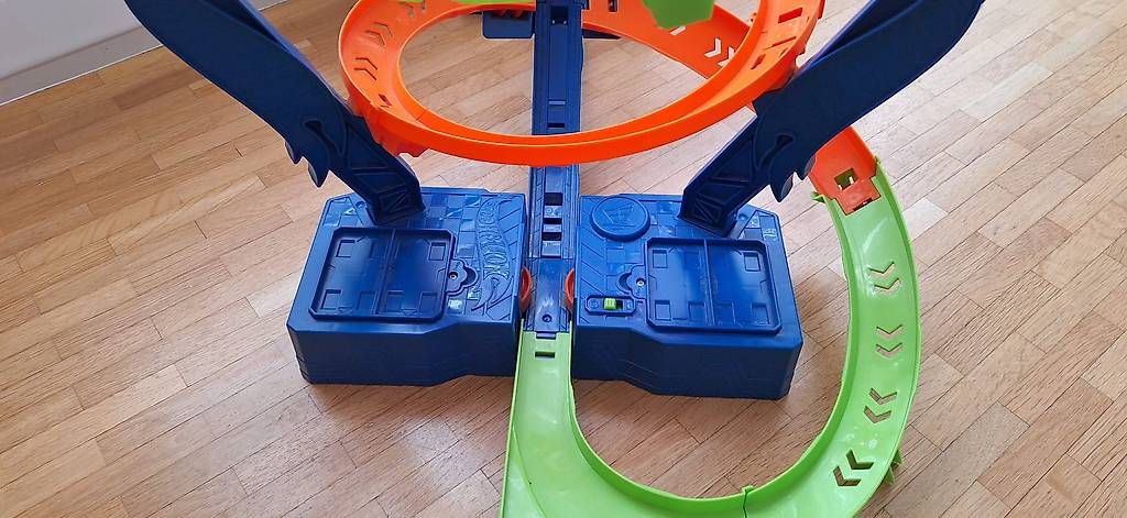 Giocattoli: Hot Wheels HW Crash Spirale – Usato da Nyon venduto da rullorullo 1