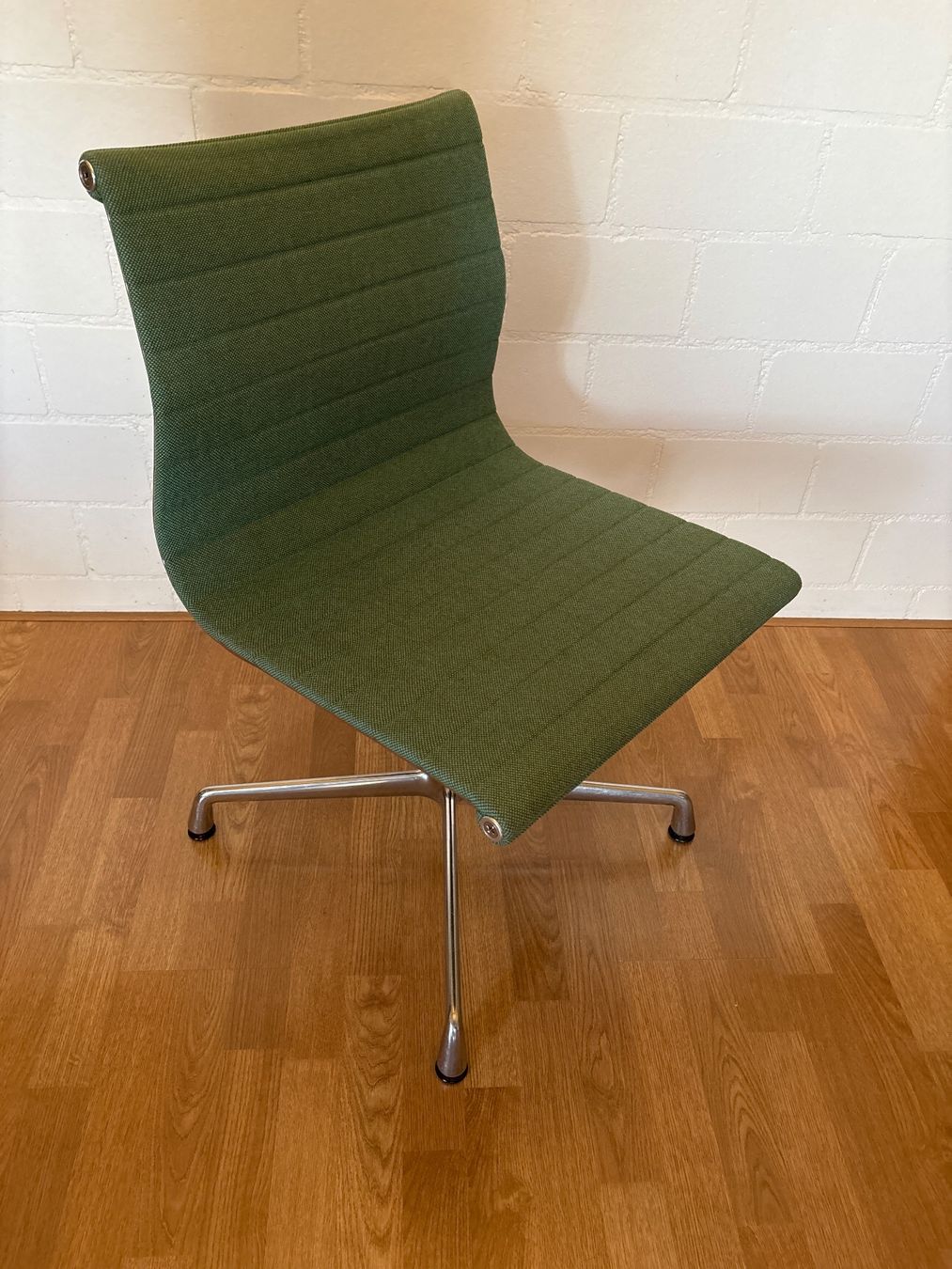 Vitra Sedie: Vitra Eames Alu Chair – Usato da Basel venduto da magnummarine