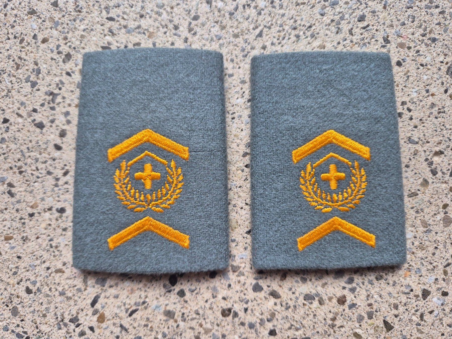 Schweizer Armee Placchette & Badge:  Gradabzeichen Patten Set Fourier Post – Nuovo e nell'imballaggio originale da Riedholz venduto da fr_sIruP