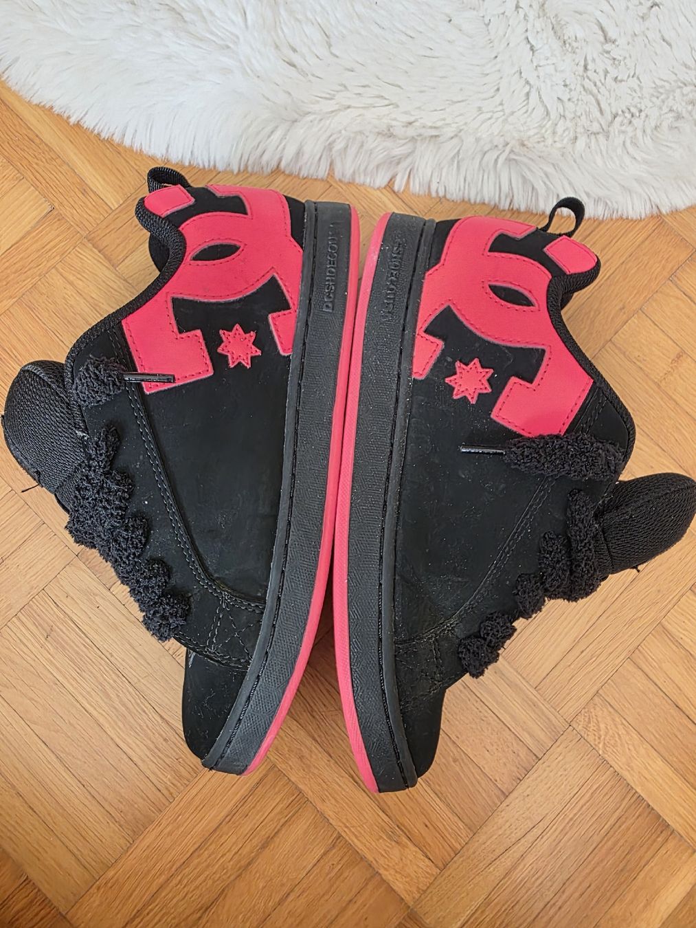 DC shoes Scarpe da donna: DC Sneakers, Grösse 38,  Schwarz Rot – Nuovo (secondo la descrizione) da St Gallen venduto da vir_5kgt