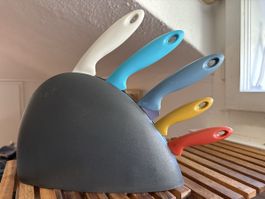 Knife block with five knives colourful handles good conditio