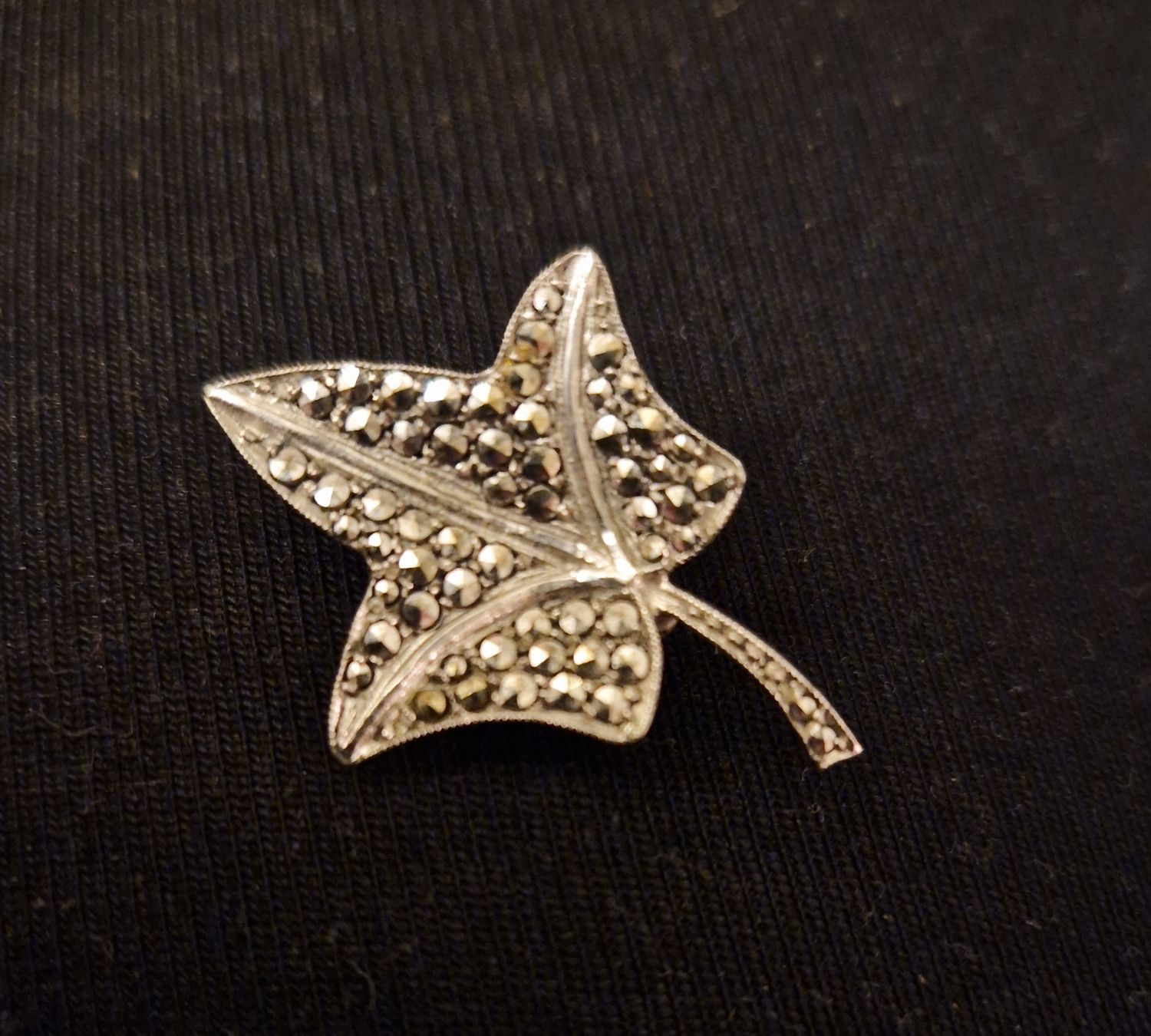 Broschen & Nadeln: Silberne Brosche, Efeu-Blatt, Markasiten, Vintage – Gebraucht aus Oberengstringen von Asteroid56 1