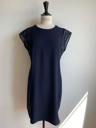 AKRIS punto: Sexy blaues Kleid mit seitlichem Netzeinsatz 38