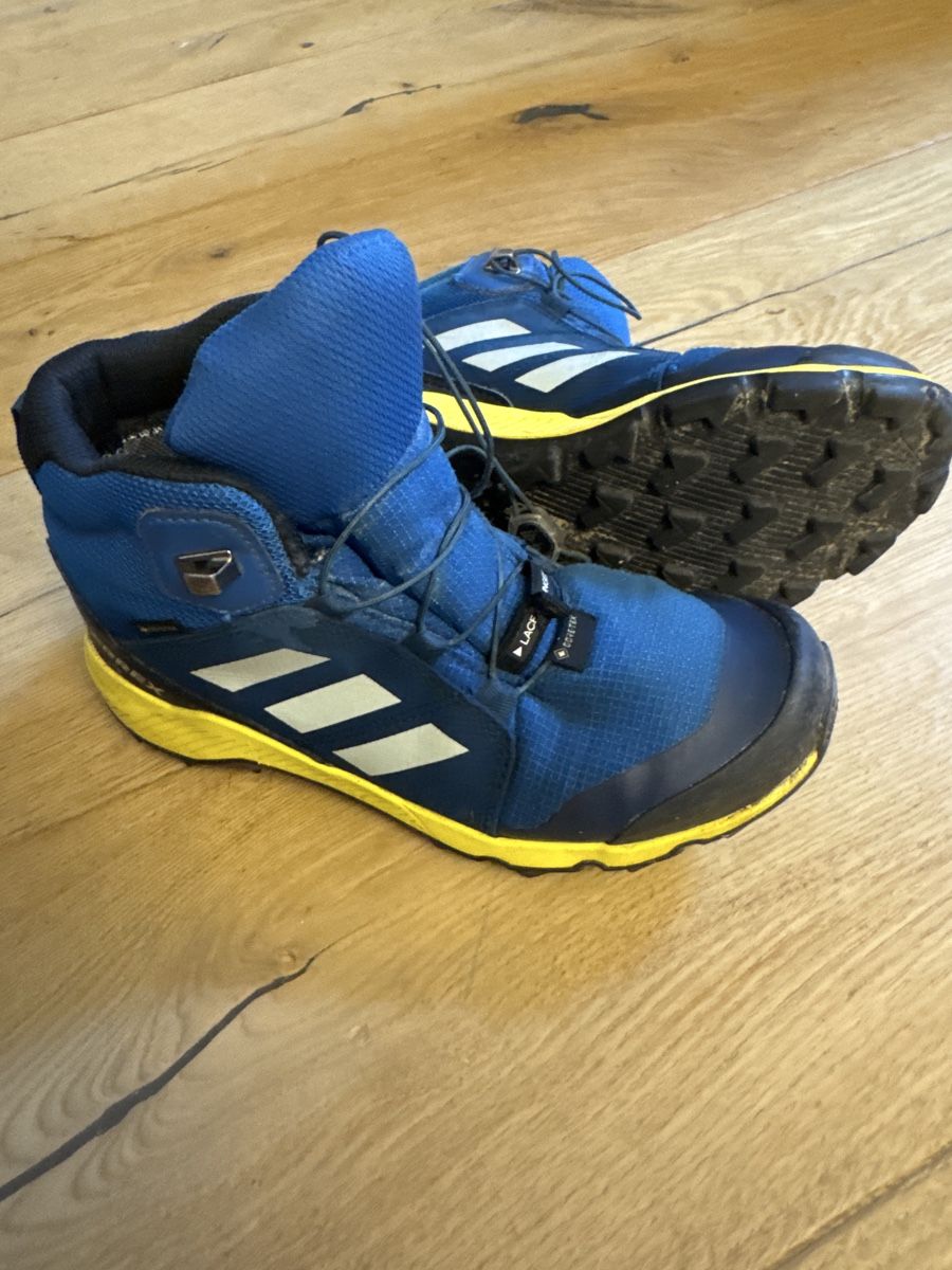 Adidas Herrenschuhe: Adidas Terrex Wanderschuhe 35 Gore-Tex blau gelb – Gebraucht aus Widen von Gaggeri