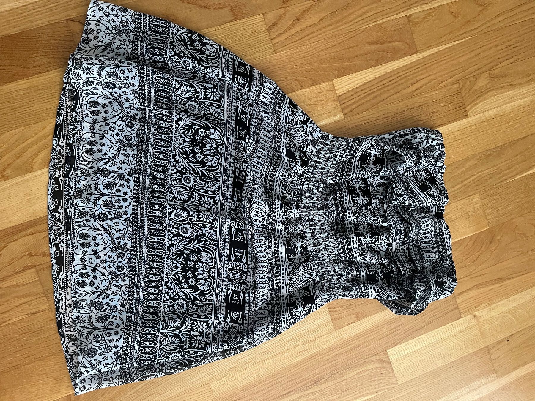 Kleider: Trägerloses Kleid Grösse S – Gebraucht aus Sursee von hor_gwb5