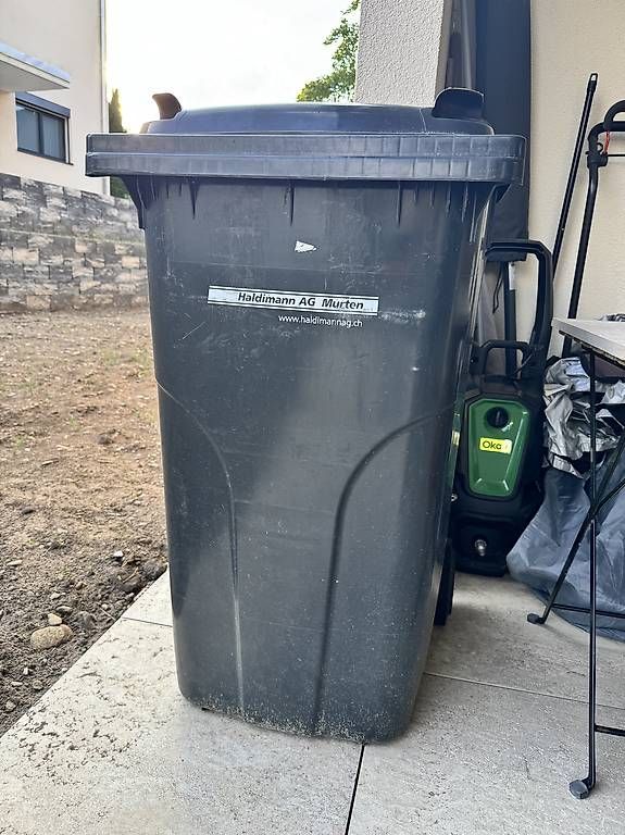 Ochsner Poubelles: Abfallcontainer 240L Ochsner – D'occasion à Muntelier par Livingstone
