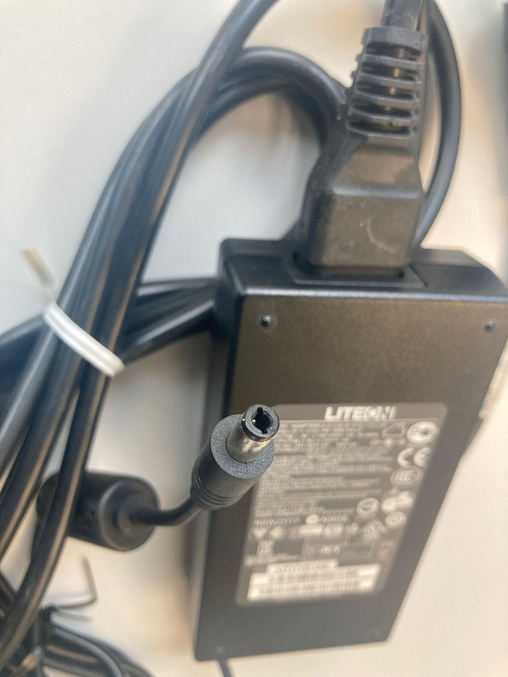 Unità & Adattatore: LITEON AC/DC Adapter 12VDC – Usato da Lüsslingen venduto da Piper 1