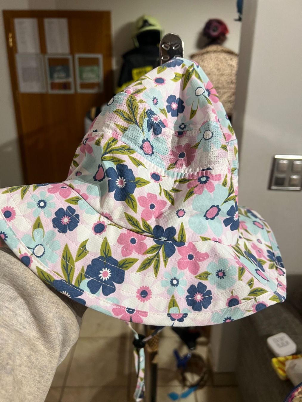 Copricapi, berretti & cappellini: Sonnenhut mit Blumenmuster UV-Schutz – Usato da Zermatt venduto da B.15.v02 1