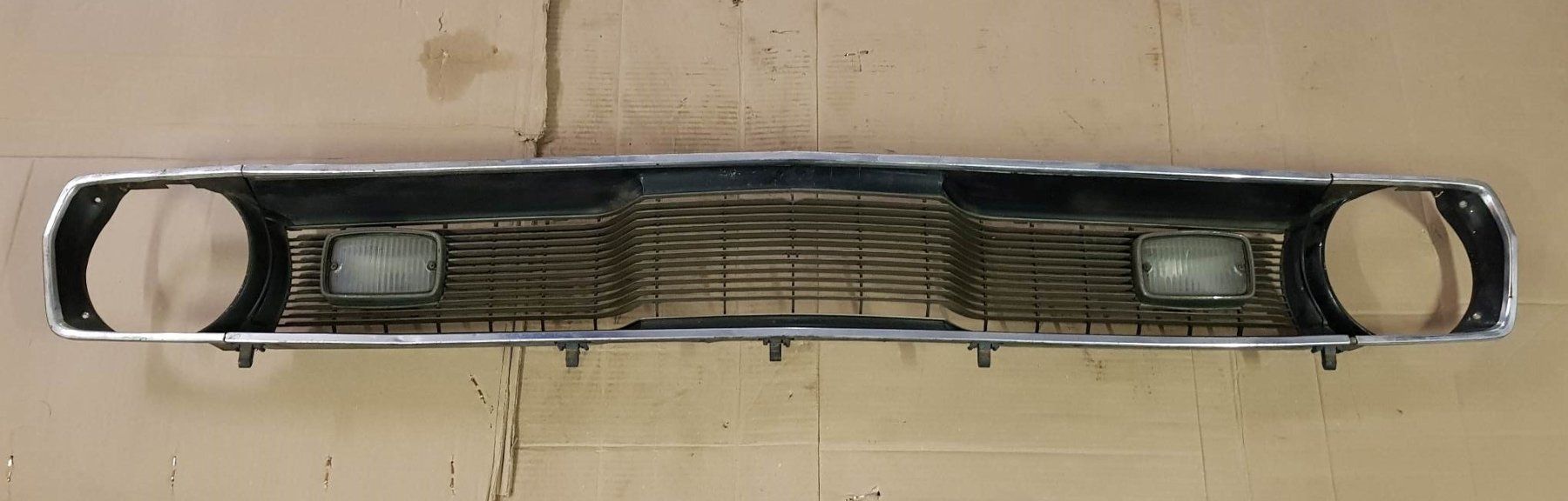 Chrysler Tutti pezzi di ricambio auto: Chrysler Valiant  Frontgrill – Usato da Niedergösgen venduto da usc_8qc6