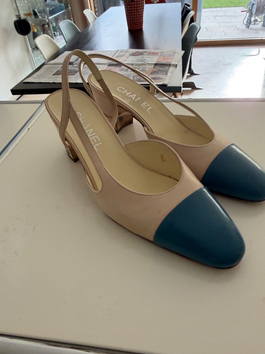 Chanel Scarpe da donna: Chanel Slingback weiss hellblau 38.5 – Usato da Zürich venduto da rvb1981
