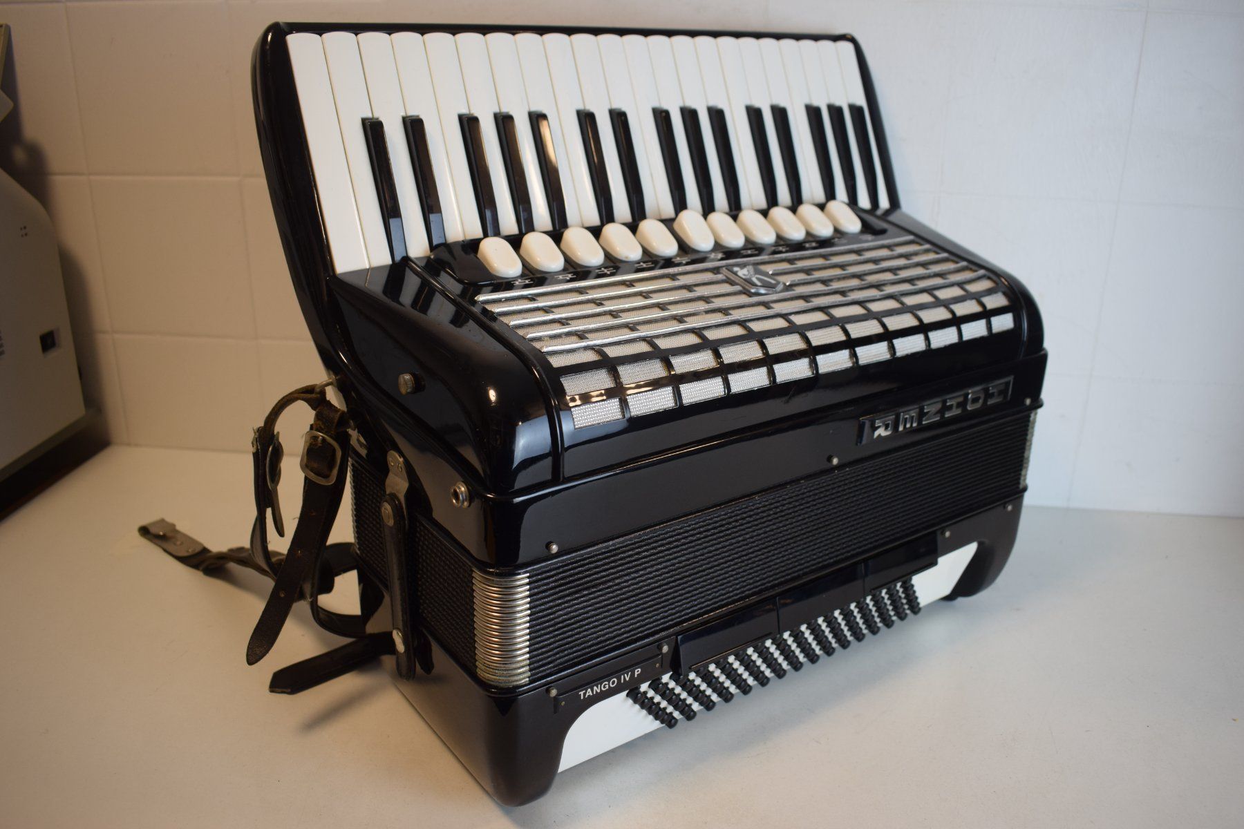 Hohner Strumenti musicali: Akkordeon chromatisch Hohner Tango IV P – Usato da Zürich venduto da baumusik 1