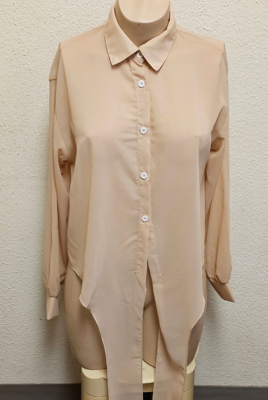 Camicette: Elegante Damenbluse Nude Beige mit Bindeband Gr. S – Usato da Urdorf venduto da ole_mrp9 7
