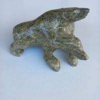 Sculpture Inuit en serpentine de deux ours jouant