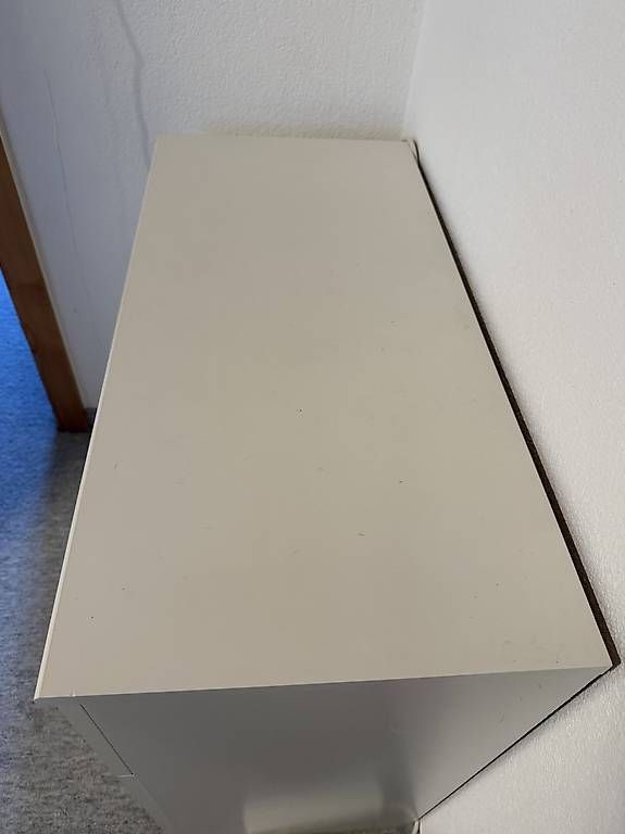 Kommoden: Commode blanche 3 tiroirs  À donner  Bon état  – Gebraucht aus Tolochenaz von pidouxj 2