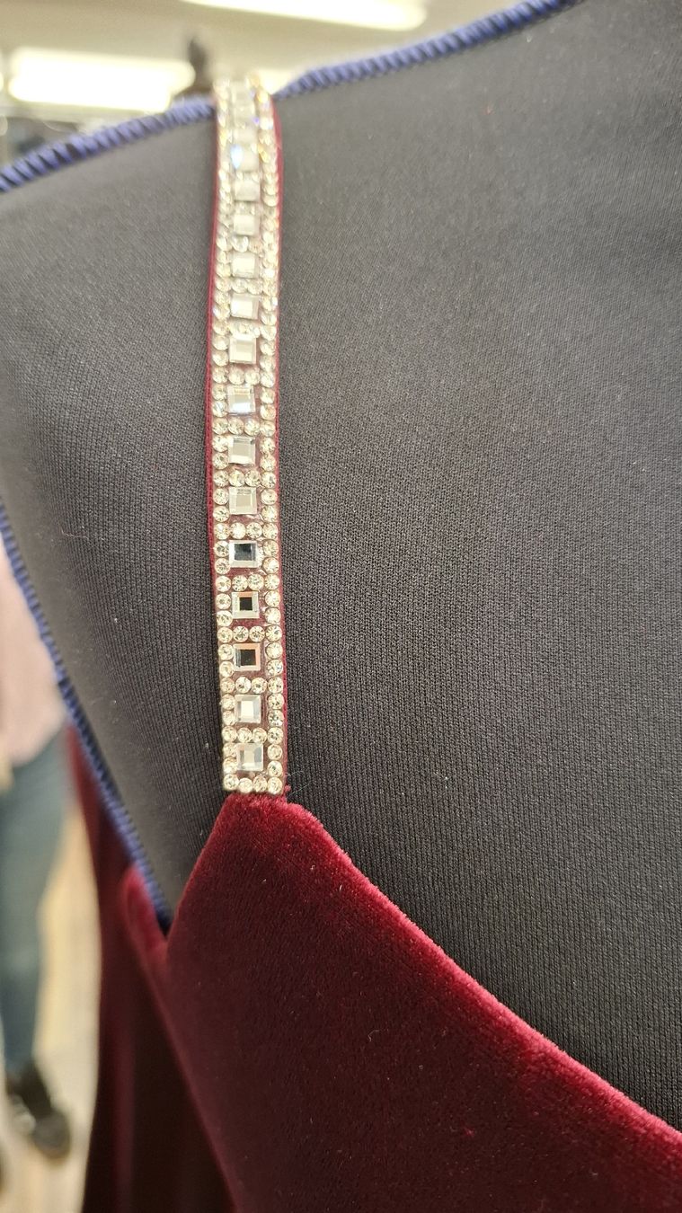 Kleider: Abendkleid Samt Dunkelrot  – Neu (gemäss Beschreibung) aus Uster von VMT. 3