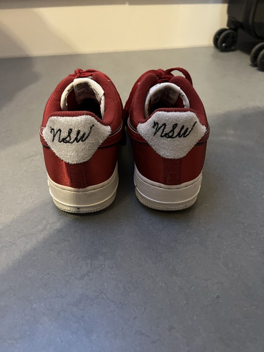 Nike Herrenschuhe: Nike Air Force 1 Satin rot – Gebraucht aus Therwil von LSign 2