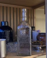 Ancienne bouteille en verre embossé  vintage / décoration