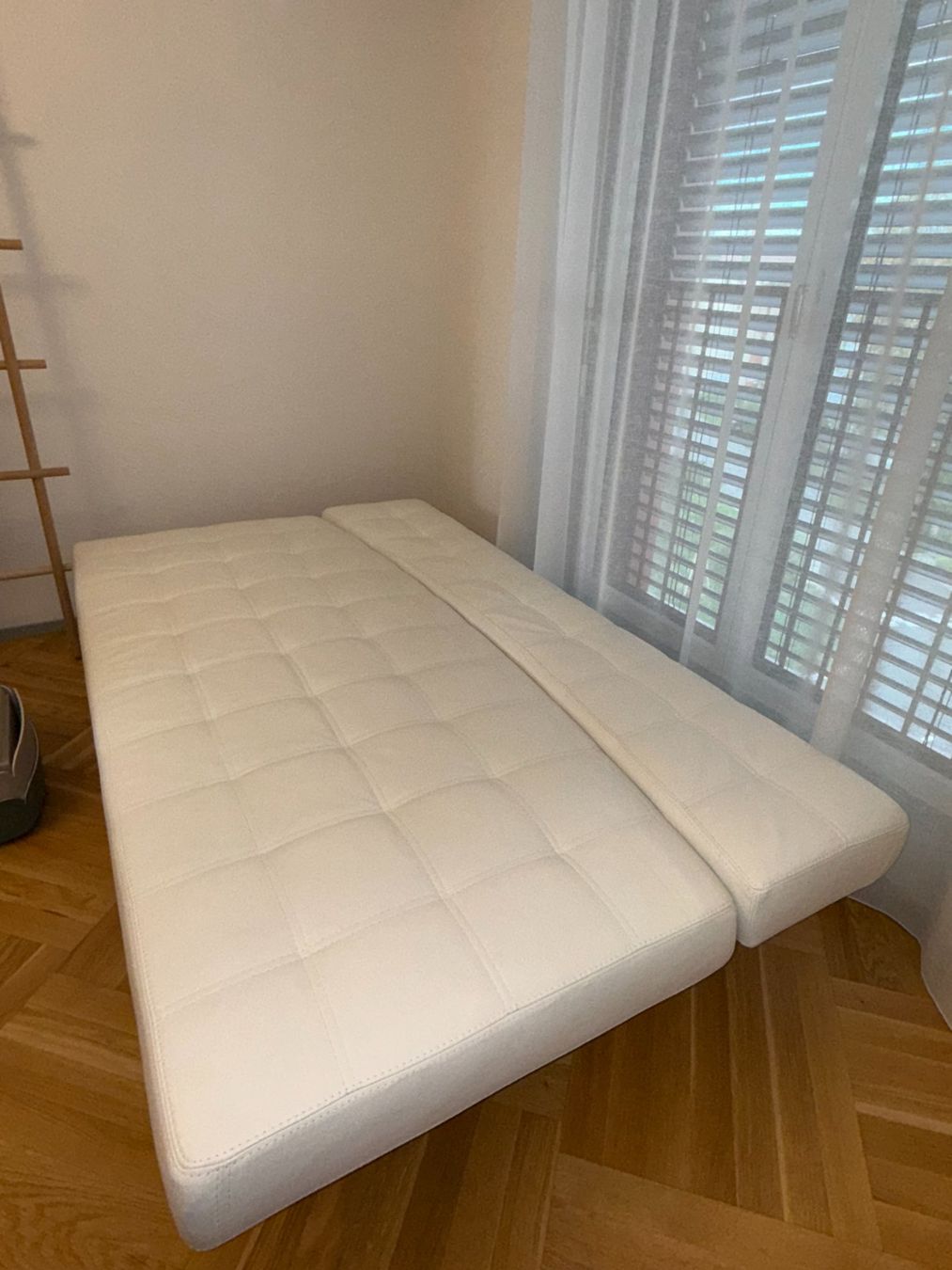 Divani: Weisses Ledersofa mit Schlaffunktion – Usato da Dübendorf venduto da sunshinezurich 7