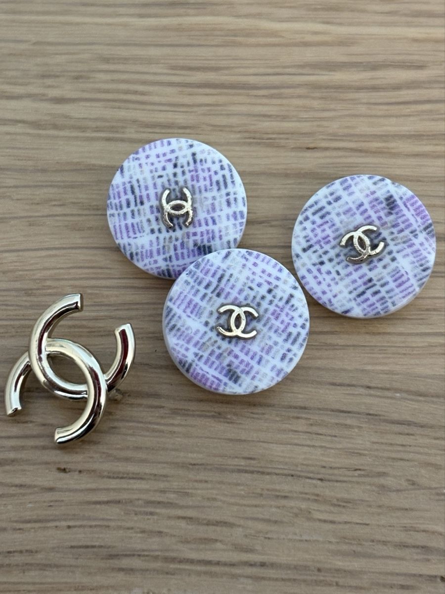 Bottoni: 3 Authentic Chanel Buttons Set & CC Logo pin – Usato da Nyon venduto da My_wardrobe