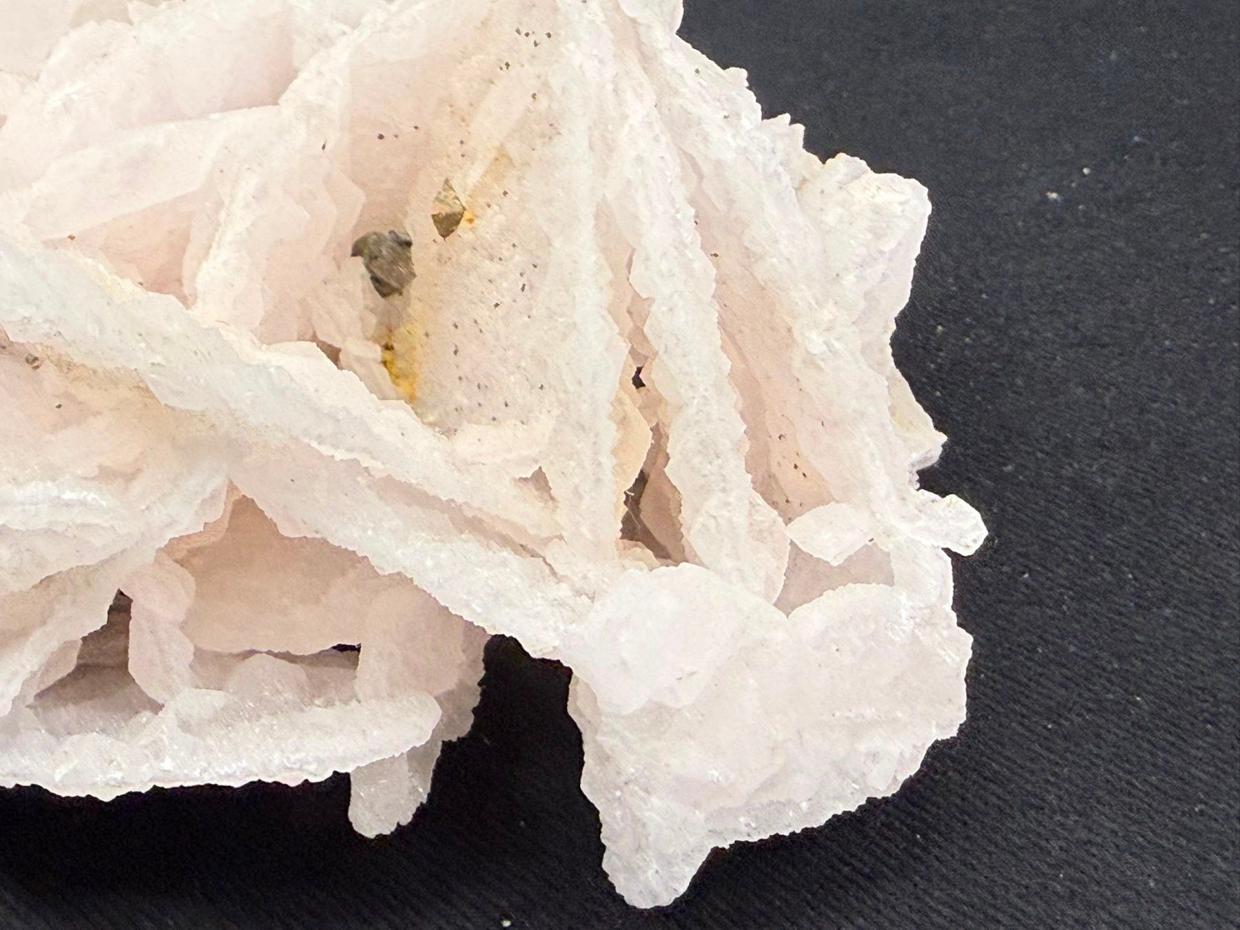 Minerali & Pietre curative: Calcit var. Manganoan (UV-Pink) – Usato da Schinznach Bad venduto da Demerald 5
