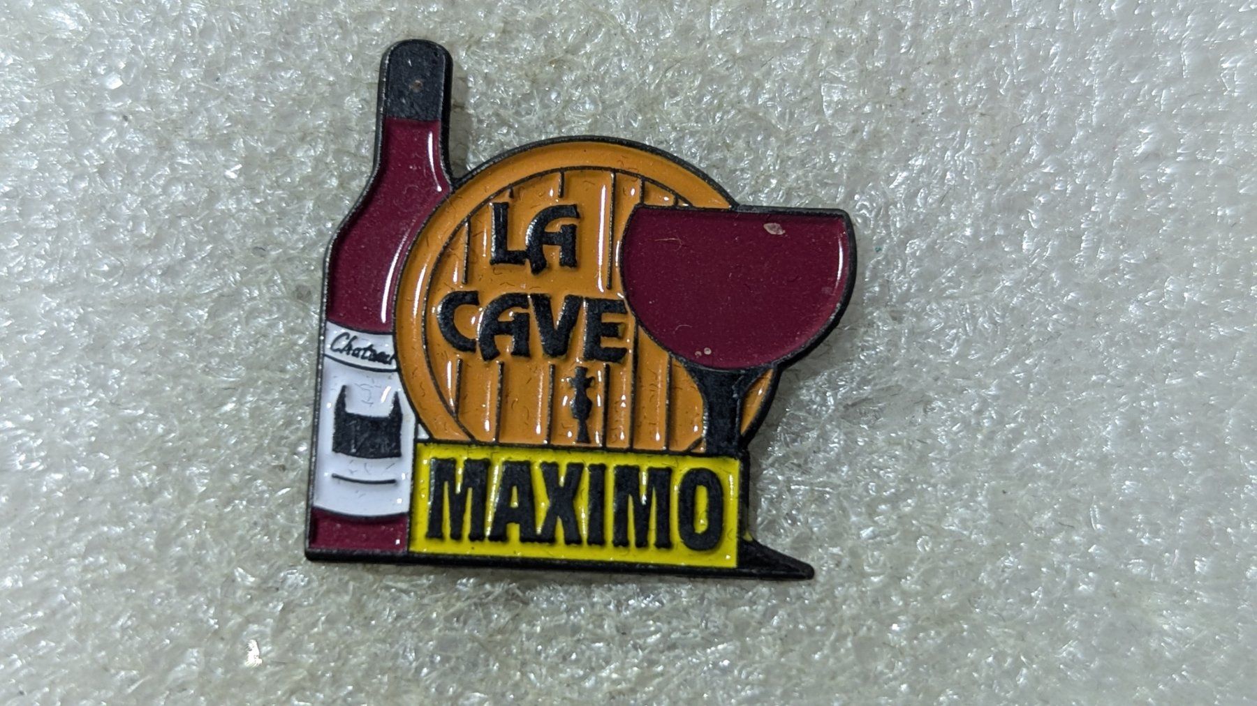 Plaketten & Abzeichen: Ansteckpin 169: La Cave Maximo – Gebraucht aus Oppligen von Pin-Fall-Shop