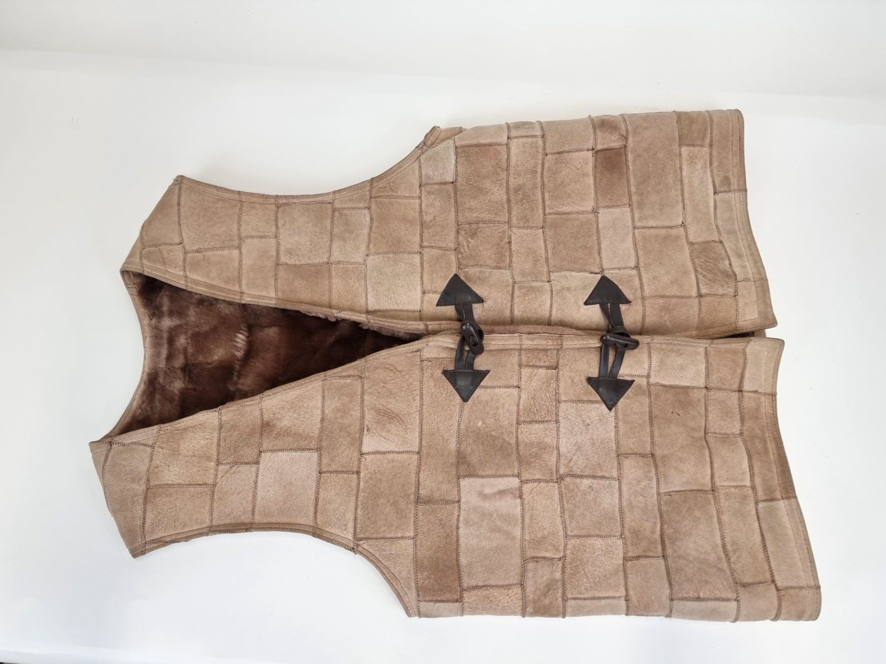 Gilet & Giacche: Patchwork-Weste mit warmem Innenfutter – Usato da Urtenen-Schönbühl venduto da Restwert_Schoenbuehl
