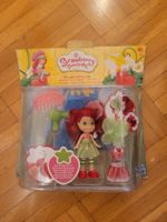 Petite poupée Charlotte aux fraises (neuve)