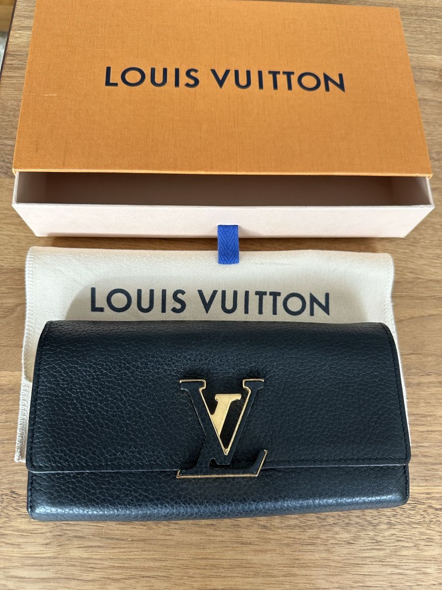 Louis Vuitton Portamonete: Louis Vuitton LV Capucines Geldbörse Schwarz – Usato da Fribourg venduto da contessa