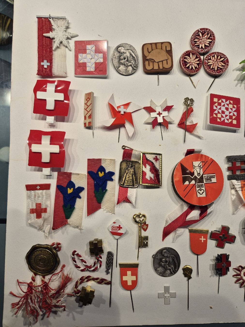 Swiss Placchette & Badge: Sammlung Schweizer Abzeichen Pins Medaillen 1. August Armee – Usato da Russikon venduto da eunicetungol 2