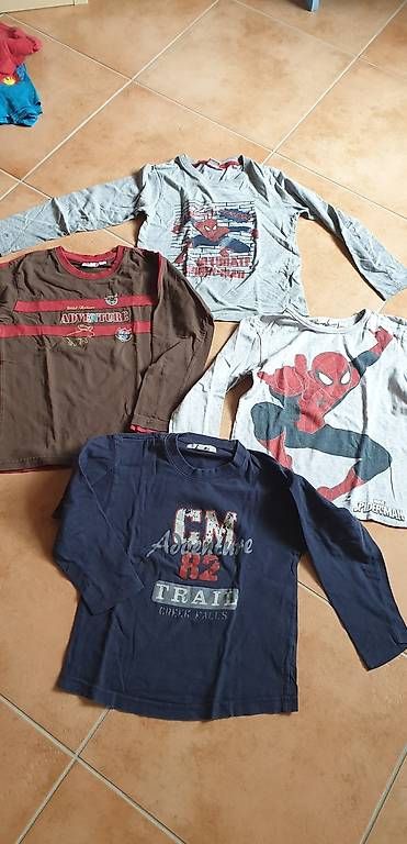 Kleiderpakete & -sets: Langarmshirt Gr. 122 - 128  4 Stück – Gebraucht aus Gamprin von man_j9fr