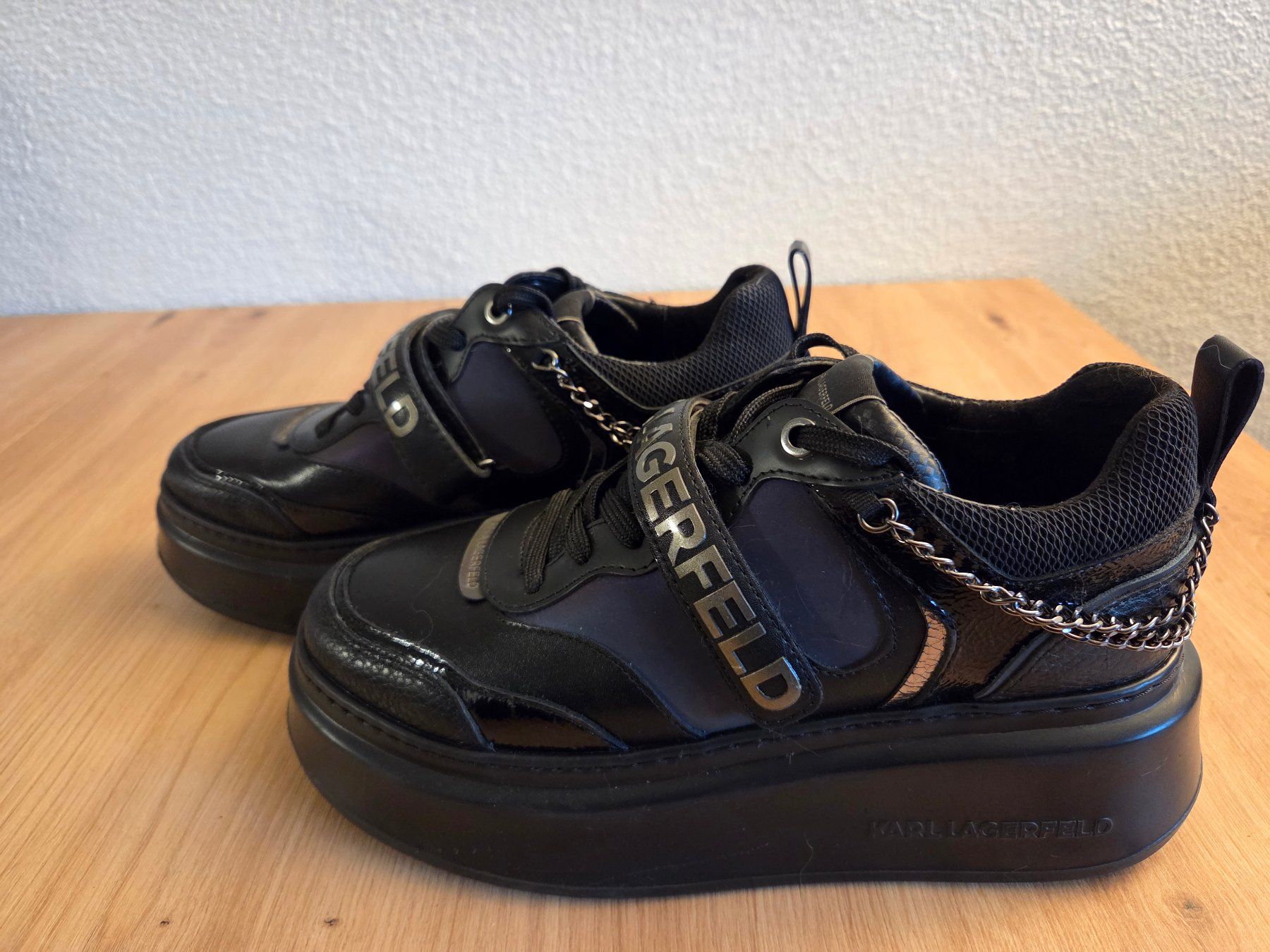 Karl Lagerfeld Damenschuhe: Karl Lagerfeld Sneaker Gr 39 Irisierend – Gebraucht aus Bülach von Kinotsu